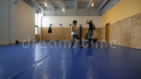 在MMA大厅训练两个年轻人视频的预览图