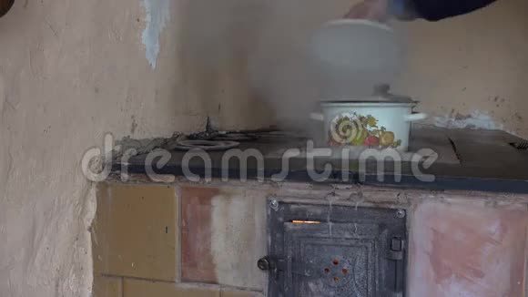 男人手打开火锅站在厨房的泥炉上4K视频的预览图