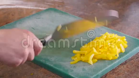 厨师在木板上切下辣椒辛辣食物蔬菜和素食视频的预览图