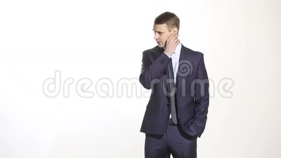 肢体语言穿商务服的男人孤立的白色背景抓挠摩擦耳朵不信任说话者的姿态视频的预览图