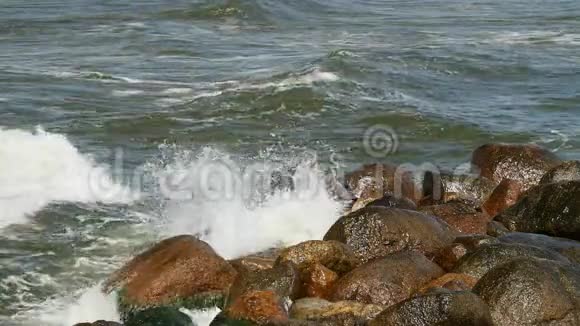 海水溅落在海岸岩石上视频的预览图