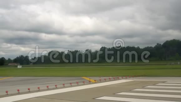 美国克利夫兰2017年06月飞机准备在克利夫兰机场国际机场起飞视频的预览图