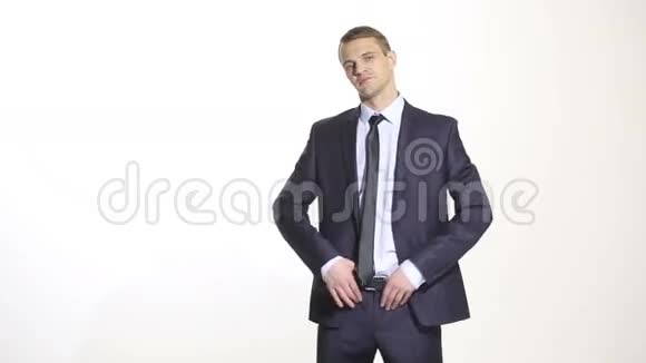肢体语言穿西装的男人孤立的白色背景把手放在皮带上视频的预览图