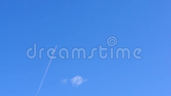 蓝天上白色的喷射痕迹视频的预览图