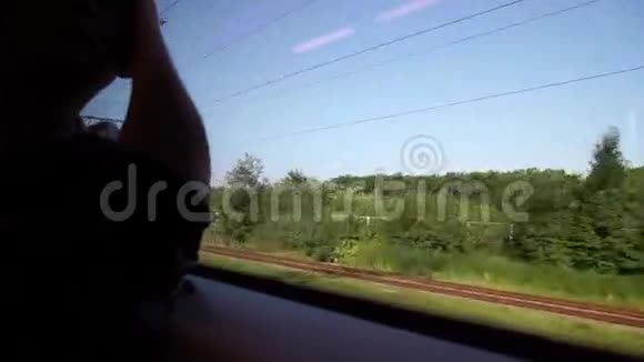 坐火车的人看着窗户视频的预览图