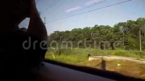 坐火车的人看着窗户视频的预览图