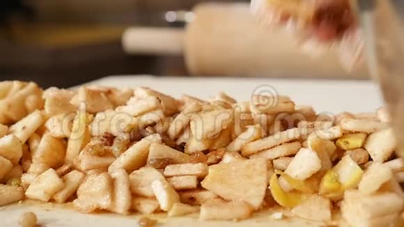 在餐厅的厨房里把苹果放到馅饼里视频的预览图