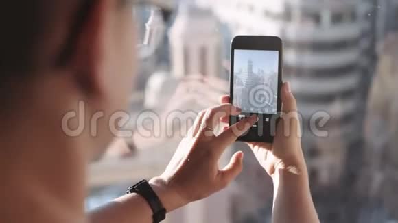 女游客拍城市照片视频的预览图