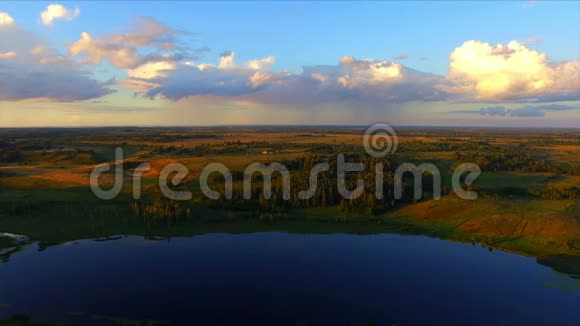 无人机飞越伊兹博克周围的湖泊和田野视频的预览图
