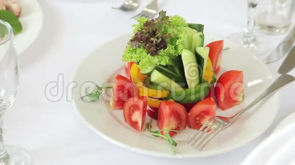 新鲜沙拉配黄瓜和西红柿视频的预览图