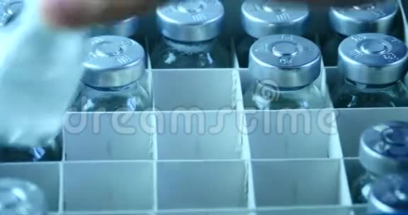 从盒子里加入注射瓶医疗卫生医院设备和药瓶视频的预览图