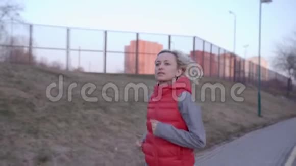 适合女人在美丽的日出中慢跑视频的预览图