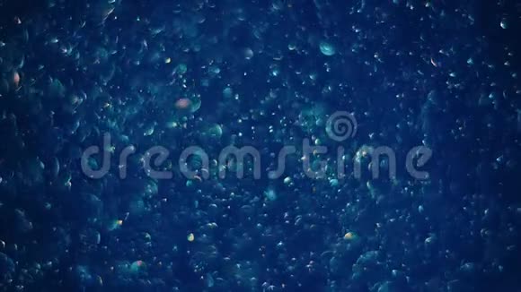 透明肥皂泡混沌运动的深蓝色背景球旋转抽象分子视频的预览图