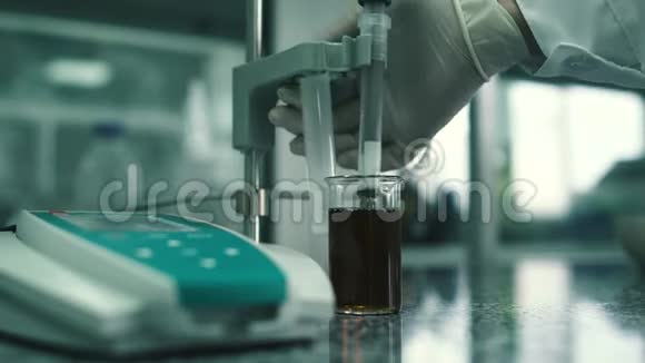 实验室化学处理药物的过程视频的预览图