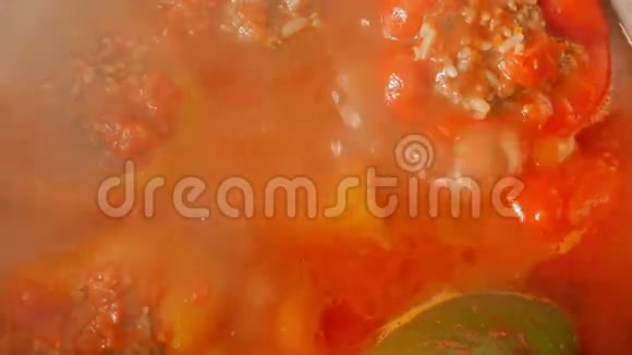 锅与煮红辣椒与米饭和肉馅超近景顶部俯视视频的预览图