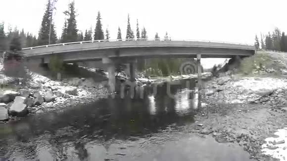 水泥桥和铺好的公路穿过爱达荷州森林视频的预览图