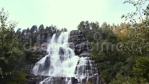 挪威阳光明媚的夏日瀑布Tvindefossen视频的预览图