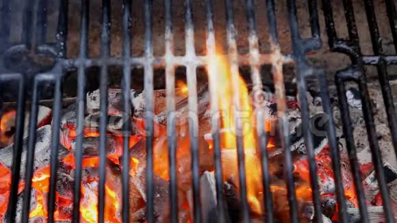 带明亮火焰的空热炭烧烤炉视频的预览图