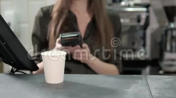 为智能手机买单现代咖啡馆里一个英俊的男人用他的手机向服务员支付交易视频的预览图