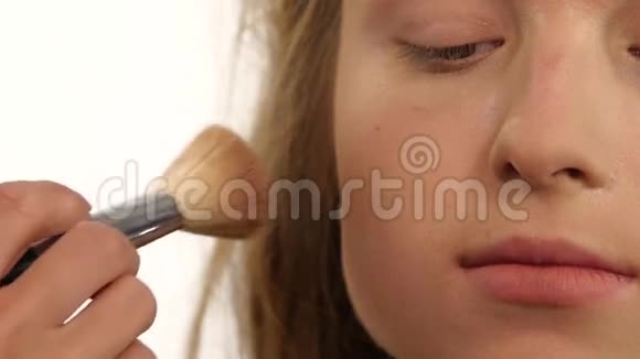 化妆师将闪光粉应用于美容视频的预览图