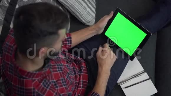 男士使用带绿屏和笔记本的平板电脑视频的预览图