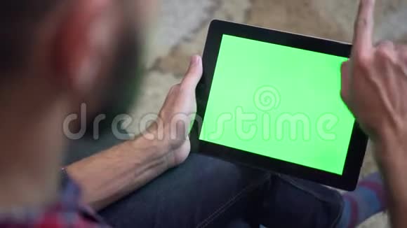 男人使用平板电脑与绿色屏幕视频的预览图