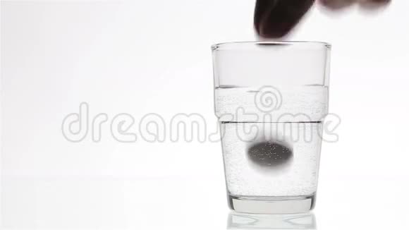 曼斯手在一杯水中倒着泡沫片视频的预览图