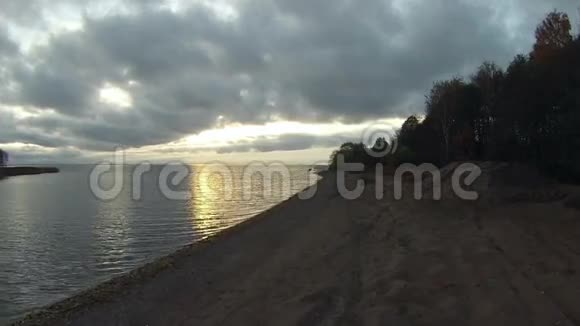 日落海景鸟瞰视频的预览图
