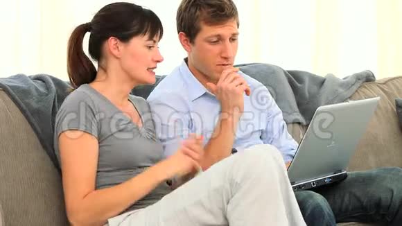 年轻夫妇在网上赢钱视频的预览图