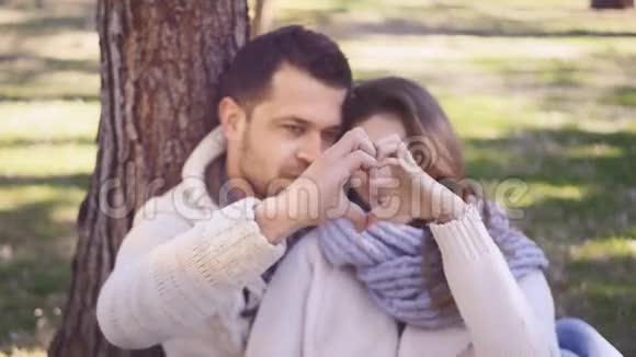 一对夫妇用双手捧着心视频的预览图