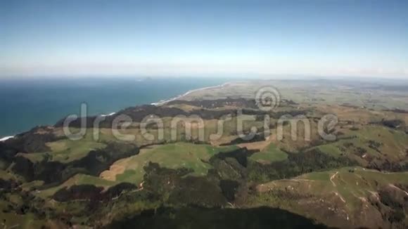新西兰从上面看海洋景观中的森林视频的预览图