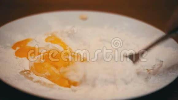 在碗中用叉子用面粉吹蛋视频的预览图
