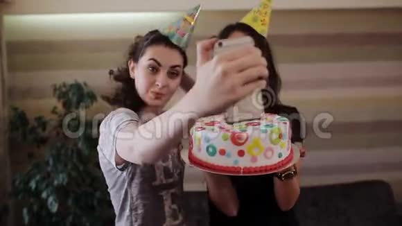 女朋友用一个漂亮的蛋糕自拍生日女孩视频的预览图