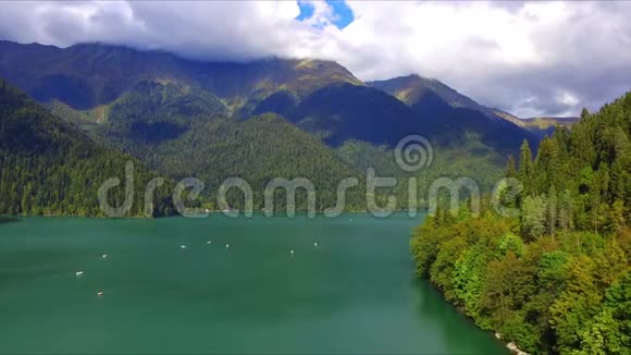 在Ritsa山湖的鸟瞰图视频的预览图