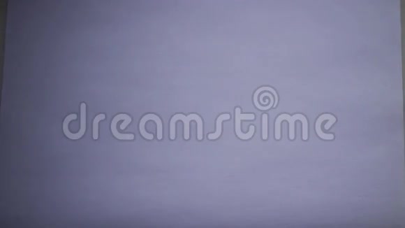 白色床单上的彩色标记视频的预览图