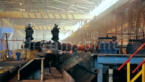 钢铁厂工作机器移动燃烧热坯视频的预览图