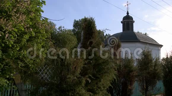 墓地上美丽的东正教教堂视频的预览图