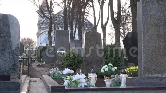 小镇的墓地和教堂的墓碑之间有蜡烛燃烧4K视频的预览图