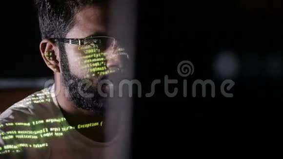 男性黑客在电脑上工作屏幕上有数据视频的预览图