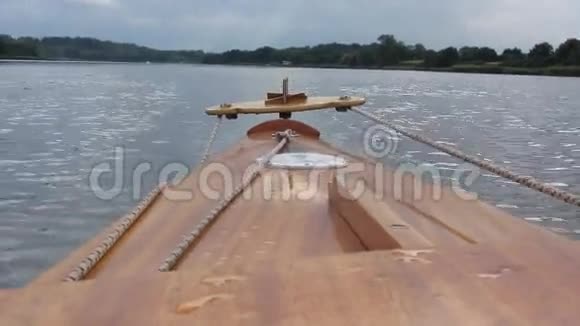 带有舵的木排船尾视频的预览图