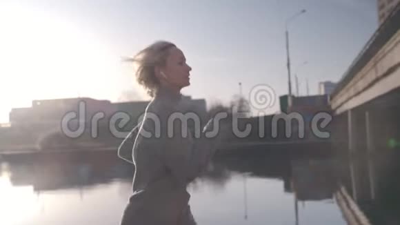 适合女人在美丽的日出中慢跑视频的预览图
