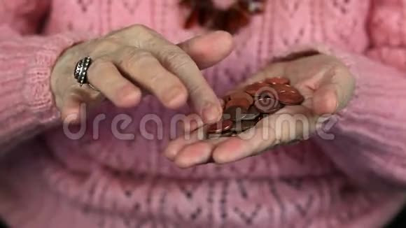 老年妇女数小钱币视频的预览图
