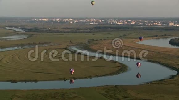 热气球在农村的河流上空飞行视频的预览图