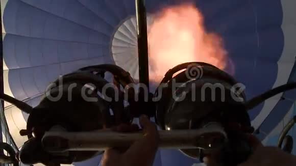 气球主义者放火烧热气球的燃烧器视频的预览图