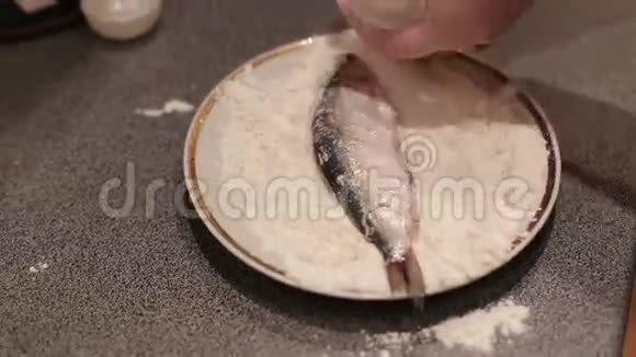 面包黑线鳕被炒在锅里特写视频的预览图