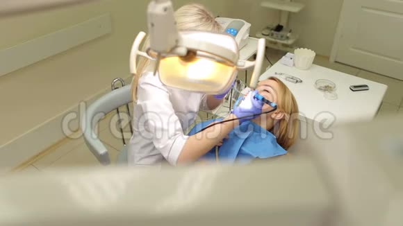 那个年轻的女人在牙医那里接待视频的预览图