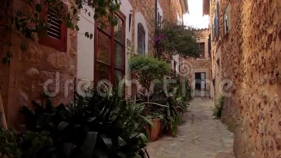 美丽的西班牙小村庄的豪宅视频的预览图