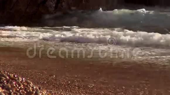 卵石滩上强烈的海浪视频的预览图