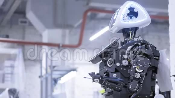 生产中拆卸机器人机器人已经准备好装配它测试所有系统生产工厂视频的预览图