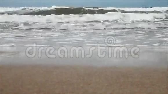 早上冲浪有泡沫的海浪视频的预览图